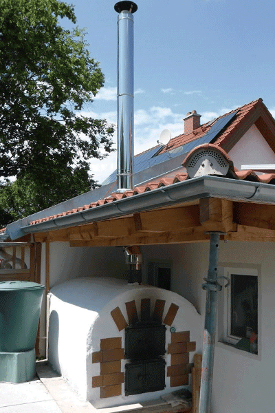 conduit de cheminée en acier inoxydable sur un poêle extérieur, réduction incluse