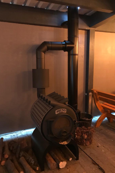 conduit de cheminée en acier inoxydable noir raccordé à un four d'atelier, montage au sol