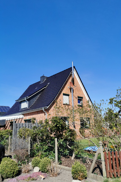 conduit de cheminée en acier inoxydable sur une maison individuelle avec décalage et montage mural